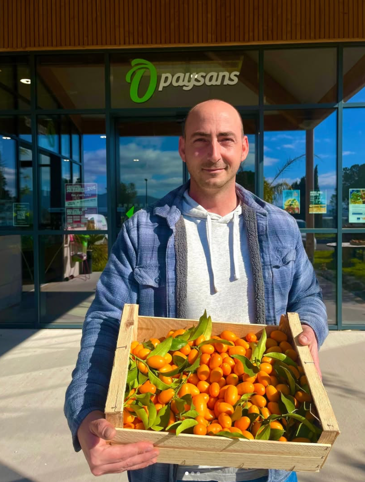 Producteur local présentant ses produits frais du Var